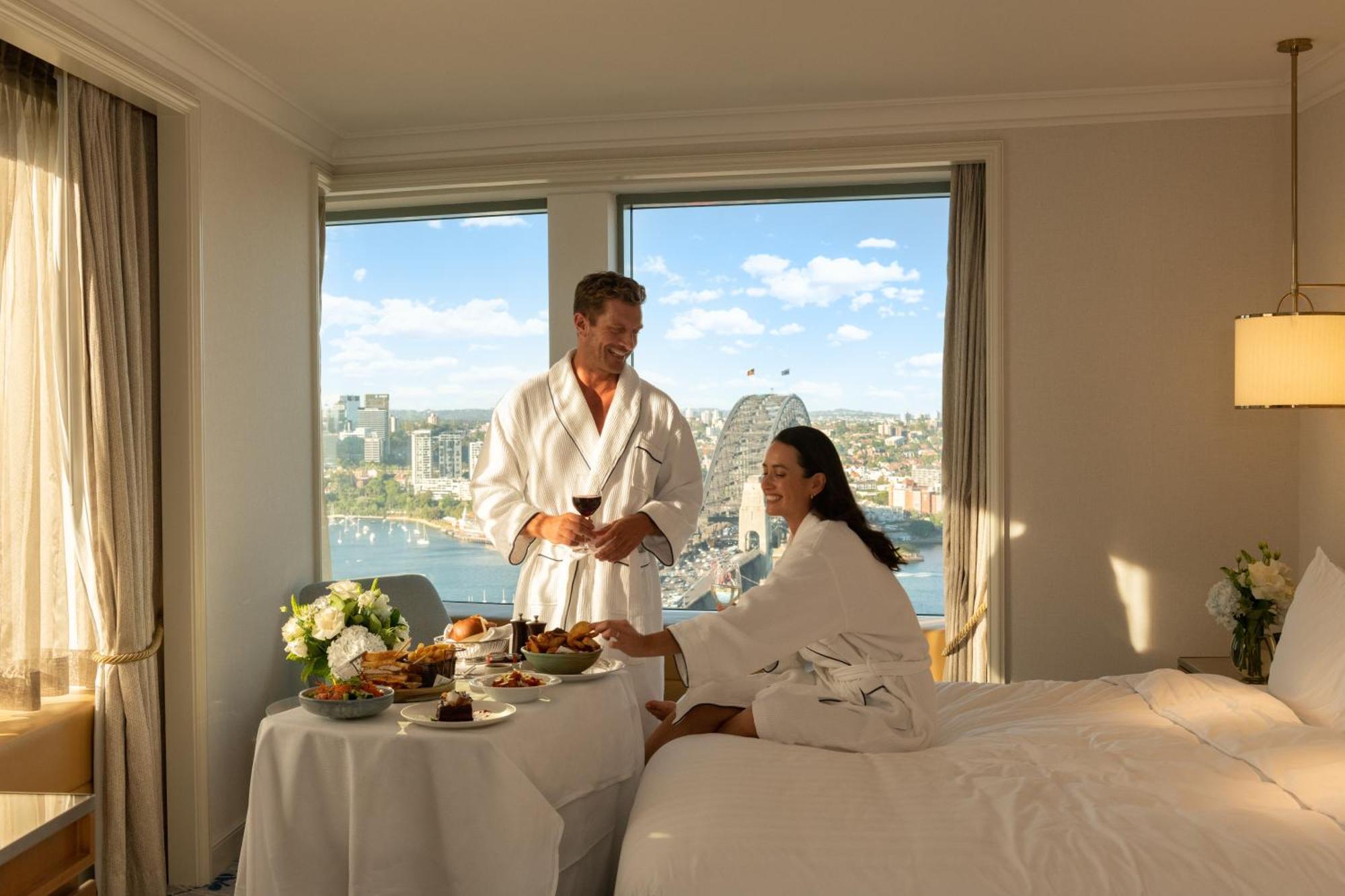 Shangri-La Sydney Exterior photo A guest room at the Four Seasons Hotel Sydney